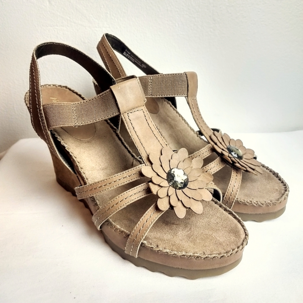 Aerosoles 'Cottontail' Tan Flower Embellished Faux Suede Covered Wedge Sandals - Picture 1 of 11